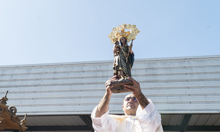 Bendición de la Virgen a los fieles. Romería Virxe da Barca, 15 de septiembre de 2024.
